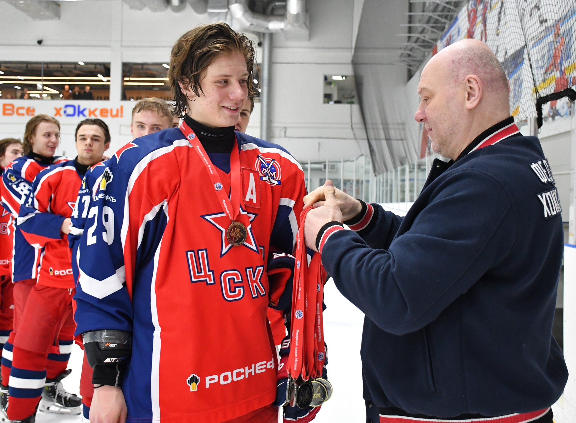 Фото: Награждение команды ЦСКА – бронзовых призёров Первенства Москвы среди команд юниоров