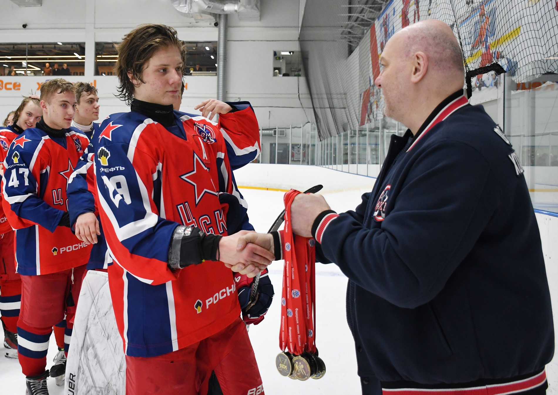 Фото: Награждение команды ЦСКА – бронзовых призёров Первенства Москвы среди команд юниоров