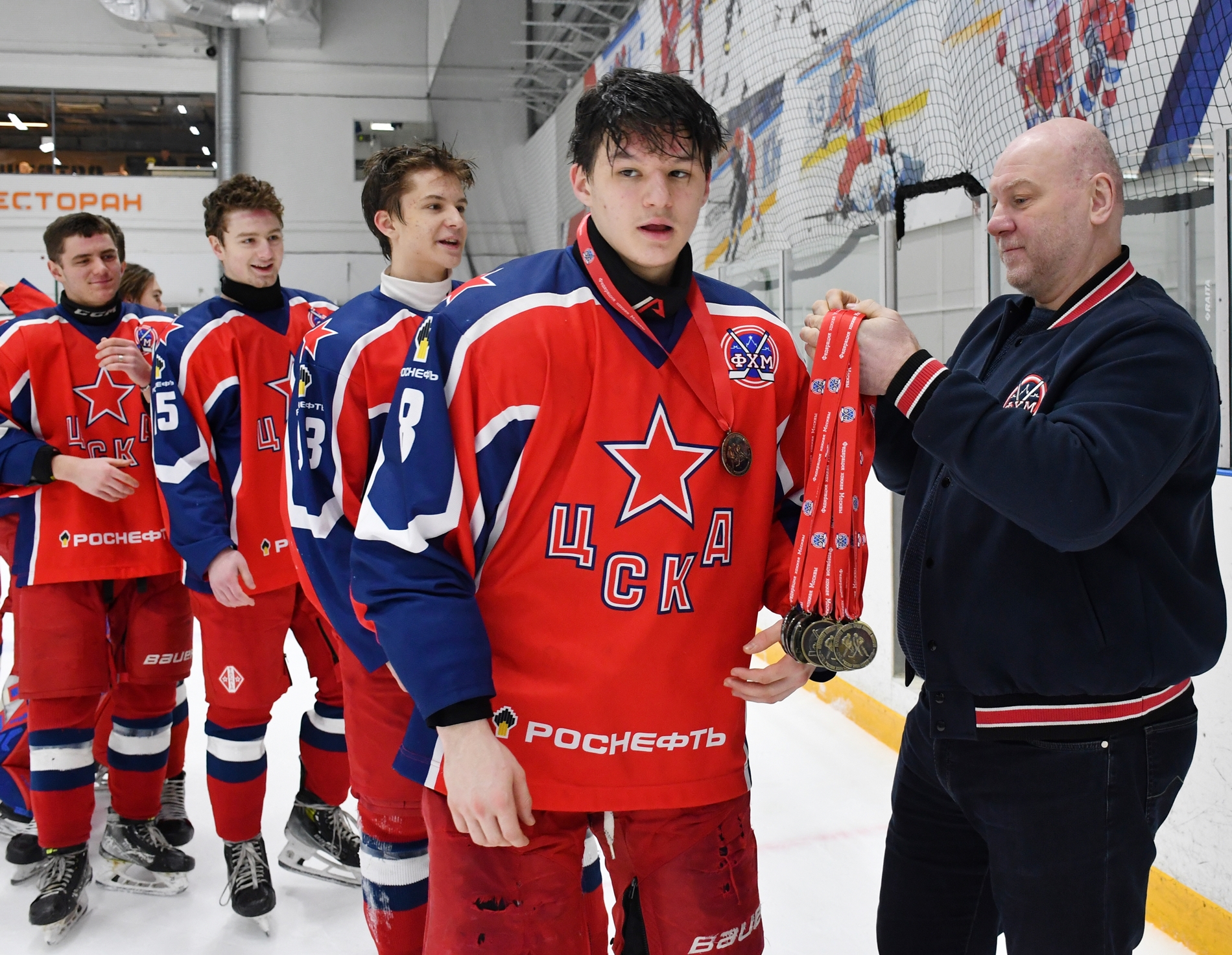 Фото: Награждение команды ЦСКА – бронзовых призёров Первенства Москвы среди команд юниоров