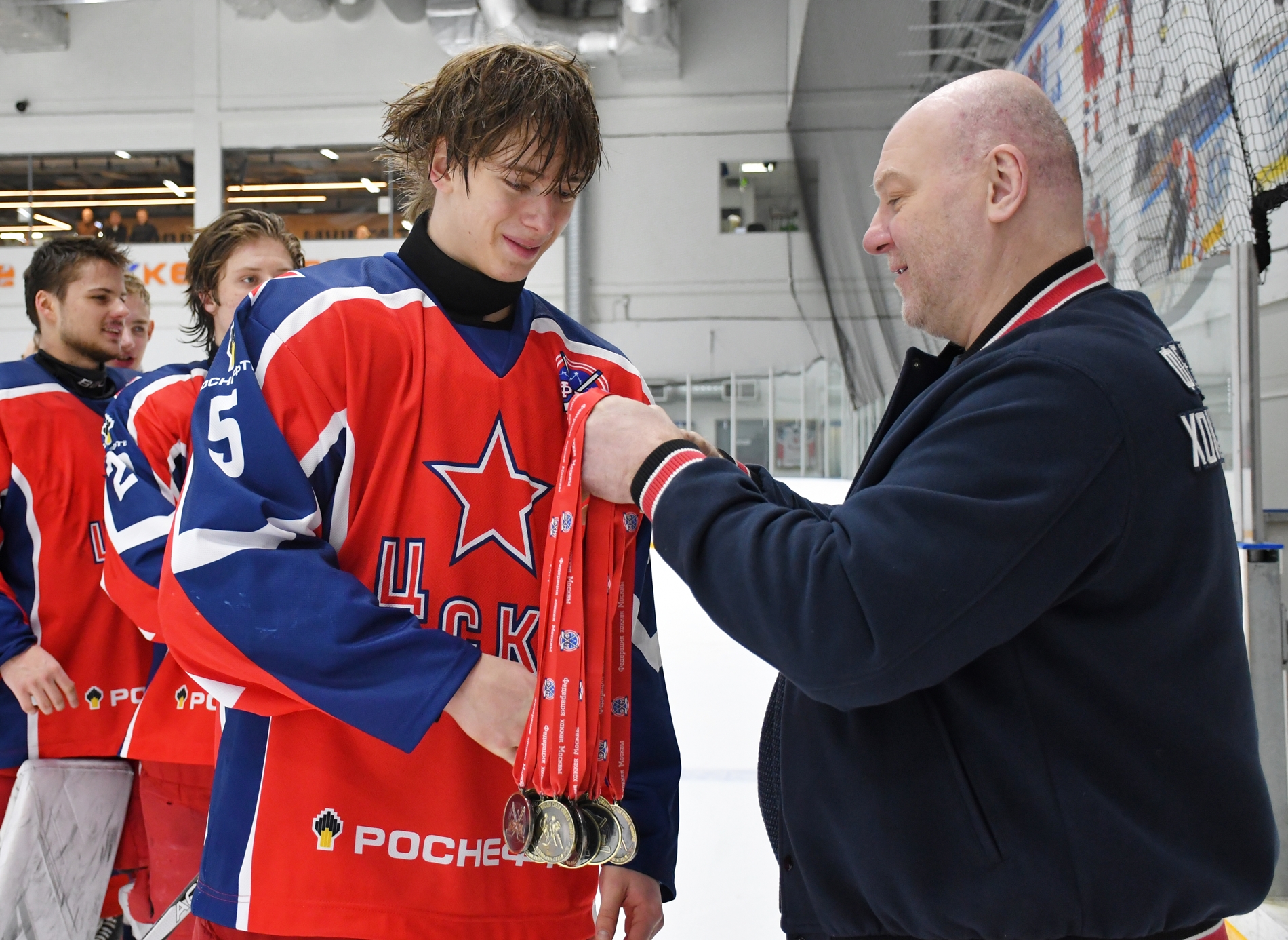Фото: Награждение команды ЦСКА – бронзовых призёров Первенства Москвы среди команд юниоров