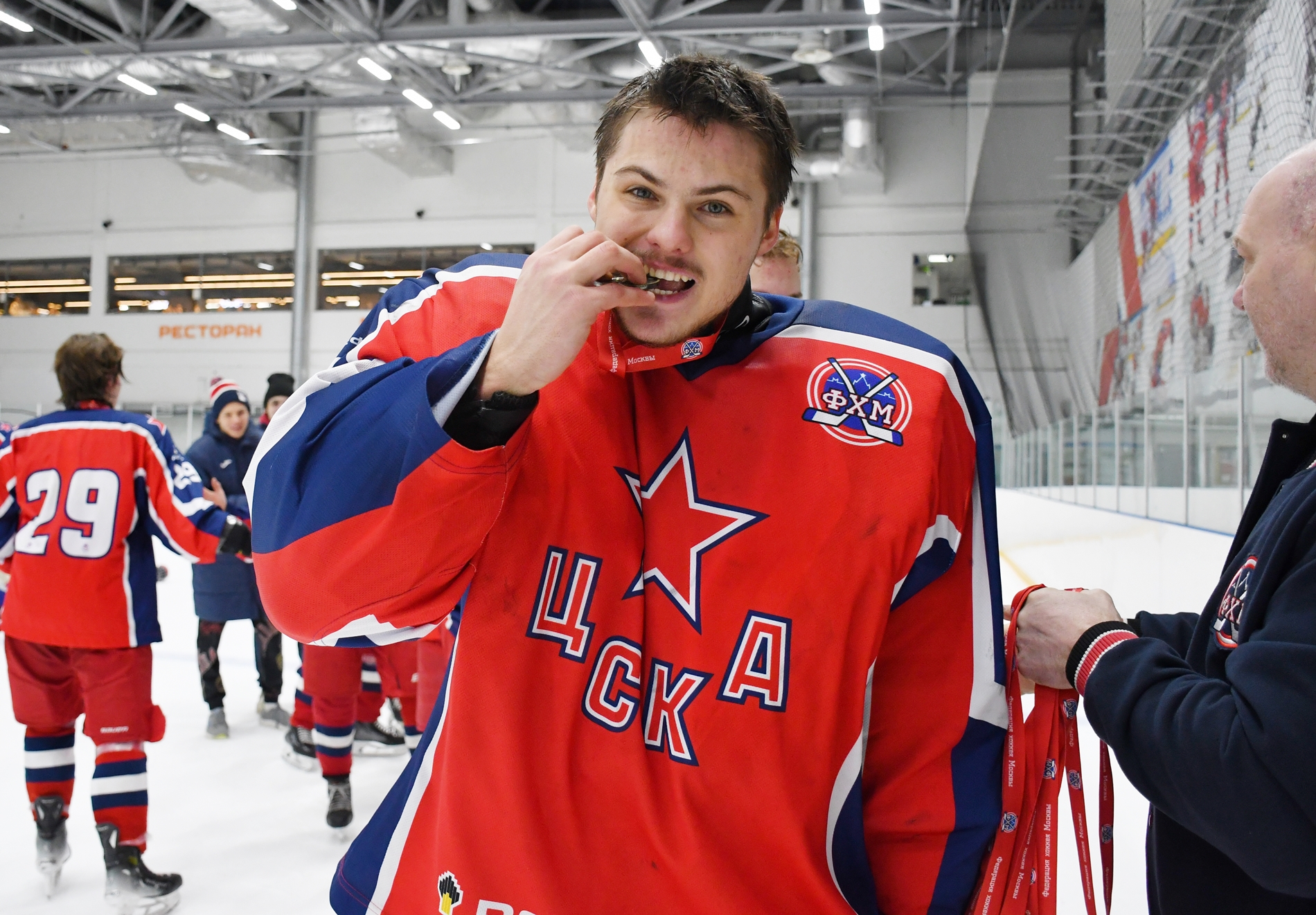 Фото: Награждение команды ЦСКА – бронзовых призёров Первенства Москвы среди команд юниоров