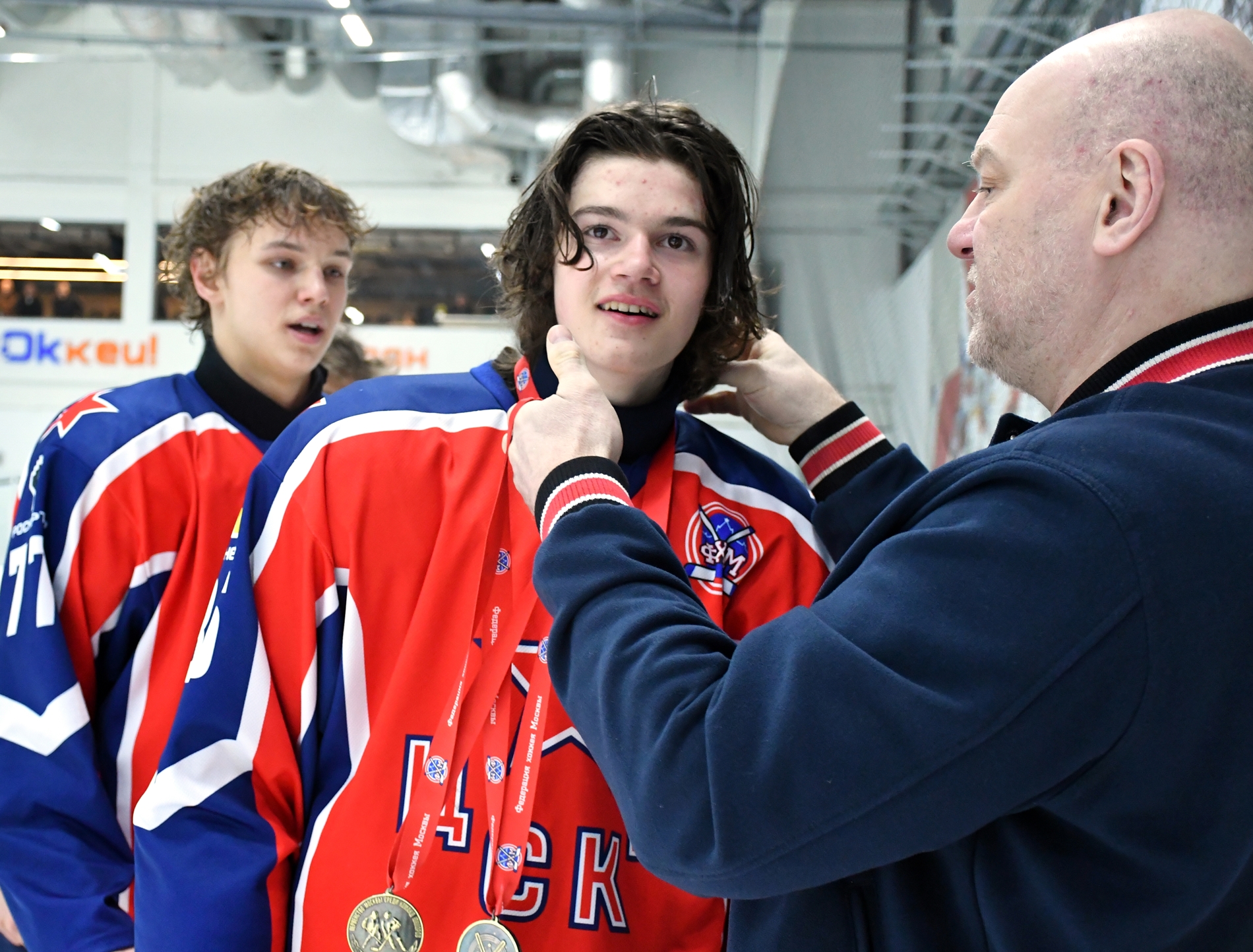 Фото: Награждение команды ЦСКА – бронзовых призёров Первенства Москвы среди команд юниоров