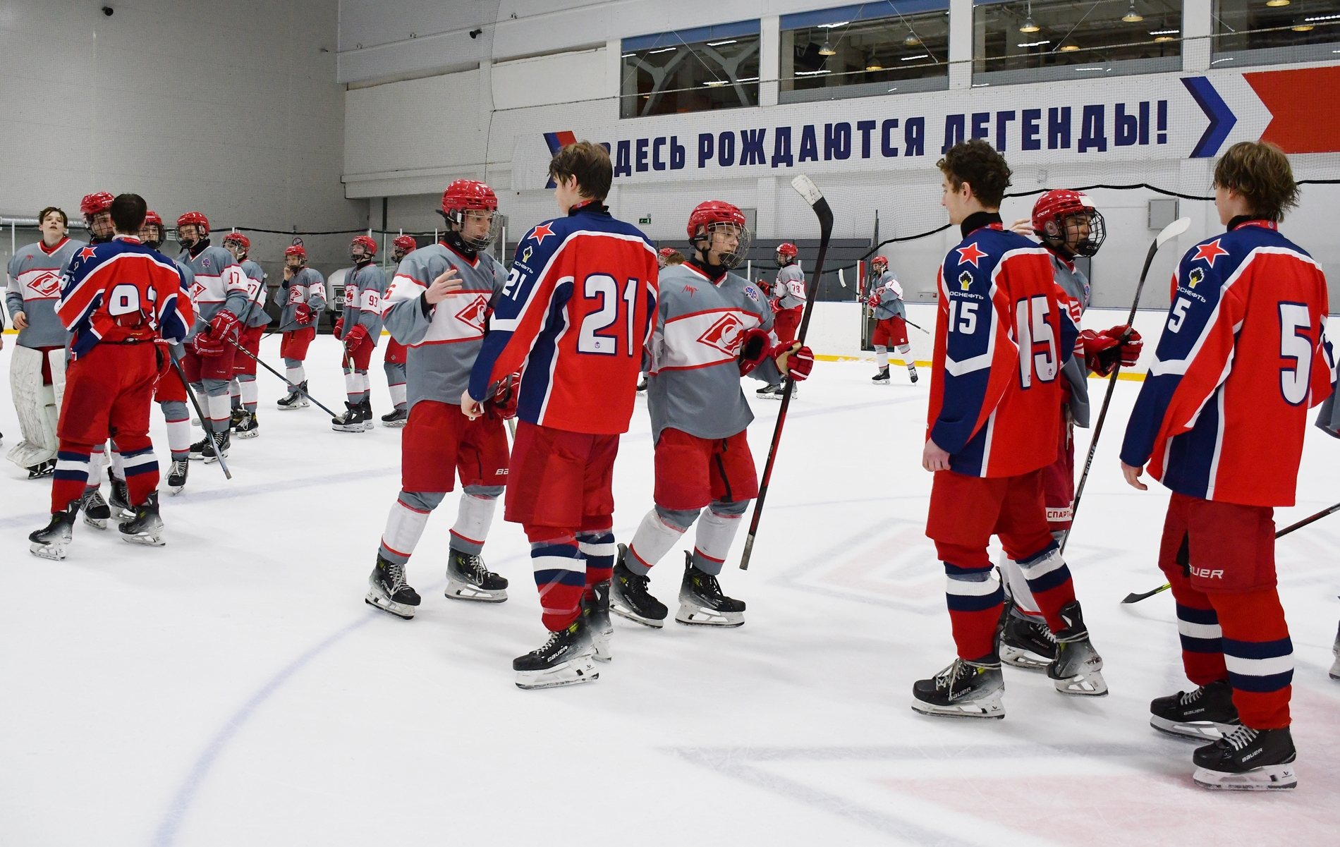 Фото: Награждение команды ЦСКА – бронзовых призёров Первенства Москвы среди команд юниоров