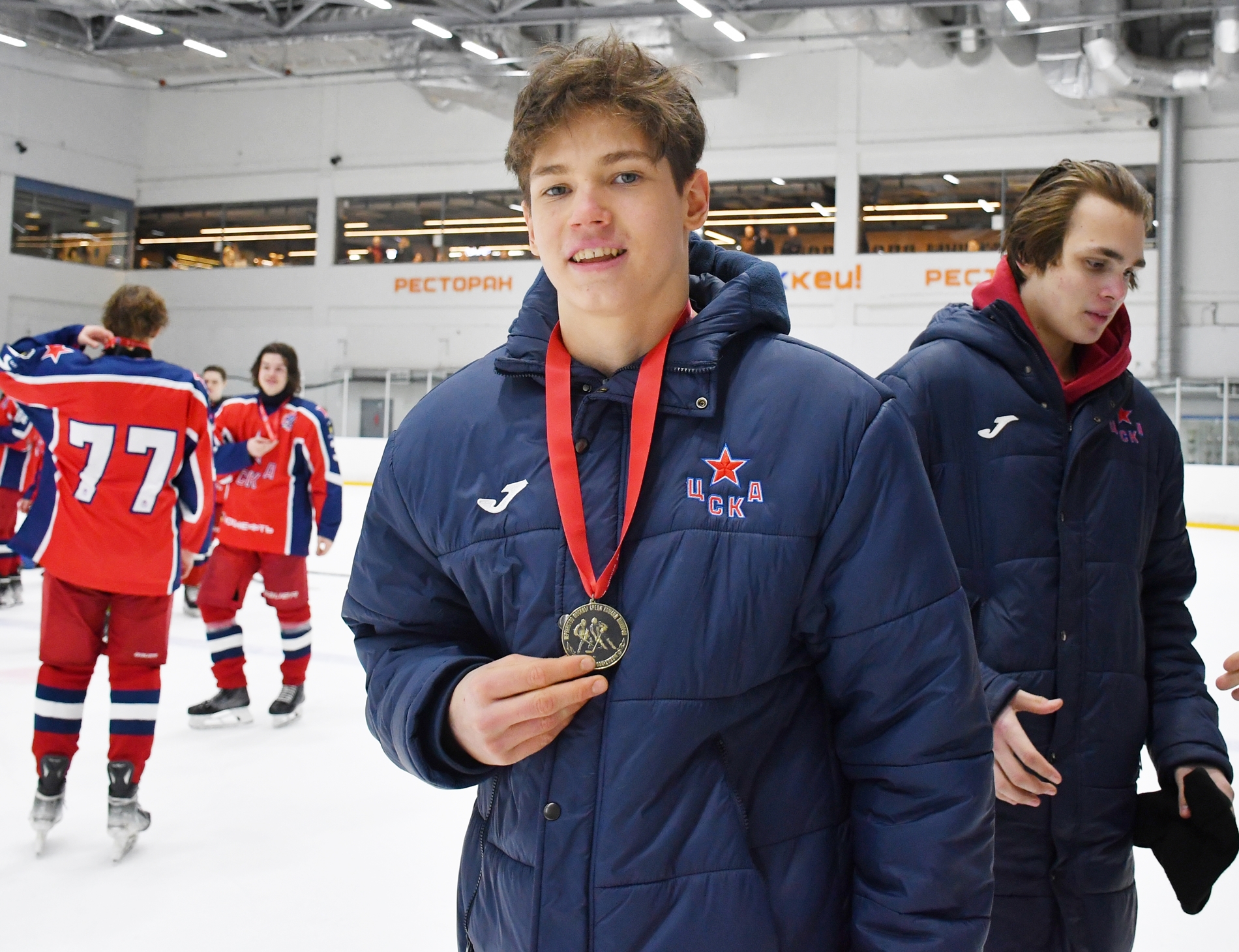 Фото: Награждение команды ЦСКА – бронзовых призёров Первенства Москвы среди команд юниоров