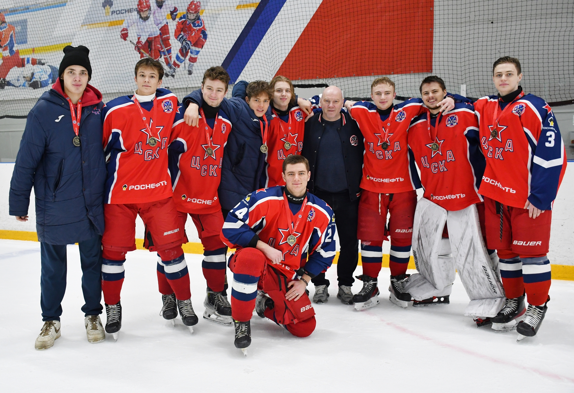 Фото: Награждение команды ЦСКА – бронзовых призёров Первенства Москвы среди команд юниоров