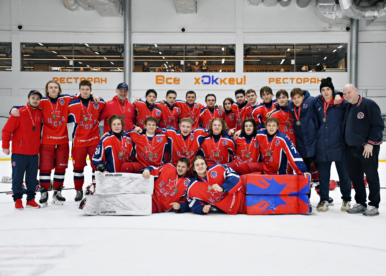 Фото: Награждение команды ЦСКА – бронзовых призёров Первенства Москвы среди команд юниоров