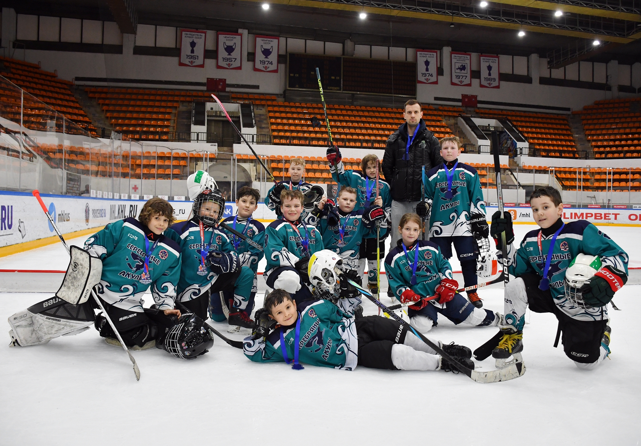 Фото: Награждение команд. Кубок ФХМ среди команд 2016 года, плей-офф второго этапа. Арена Крылья Советов