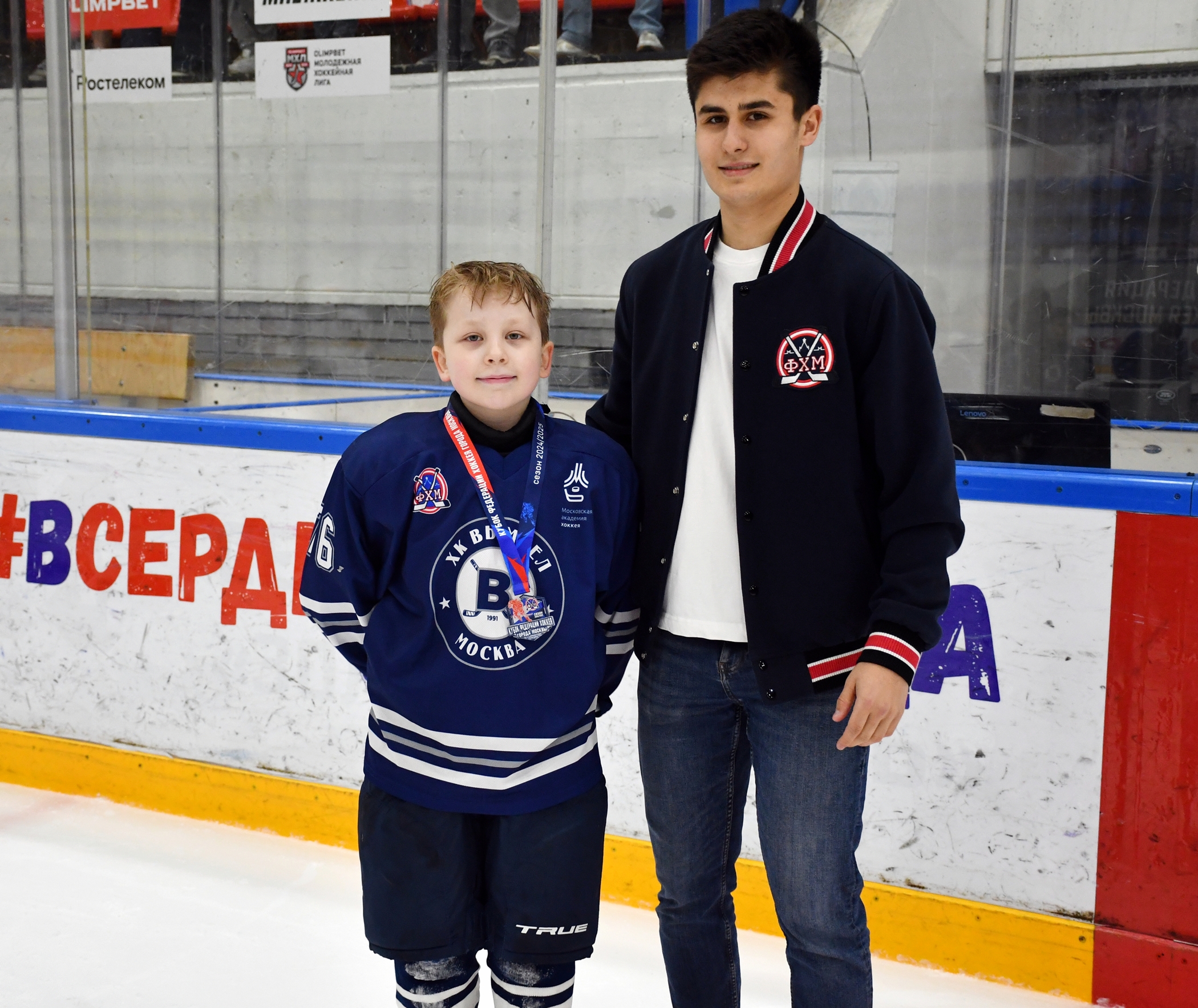 Фото: Награждение команд. Кубок ФХМ среди команд 2016 года, плей-офф второго этапа. Арена Крылья Советов