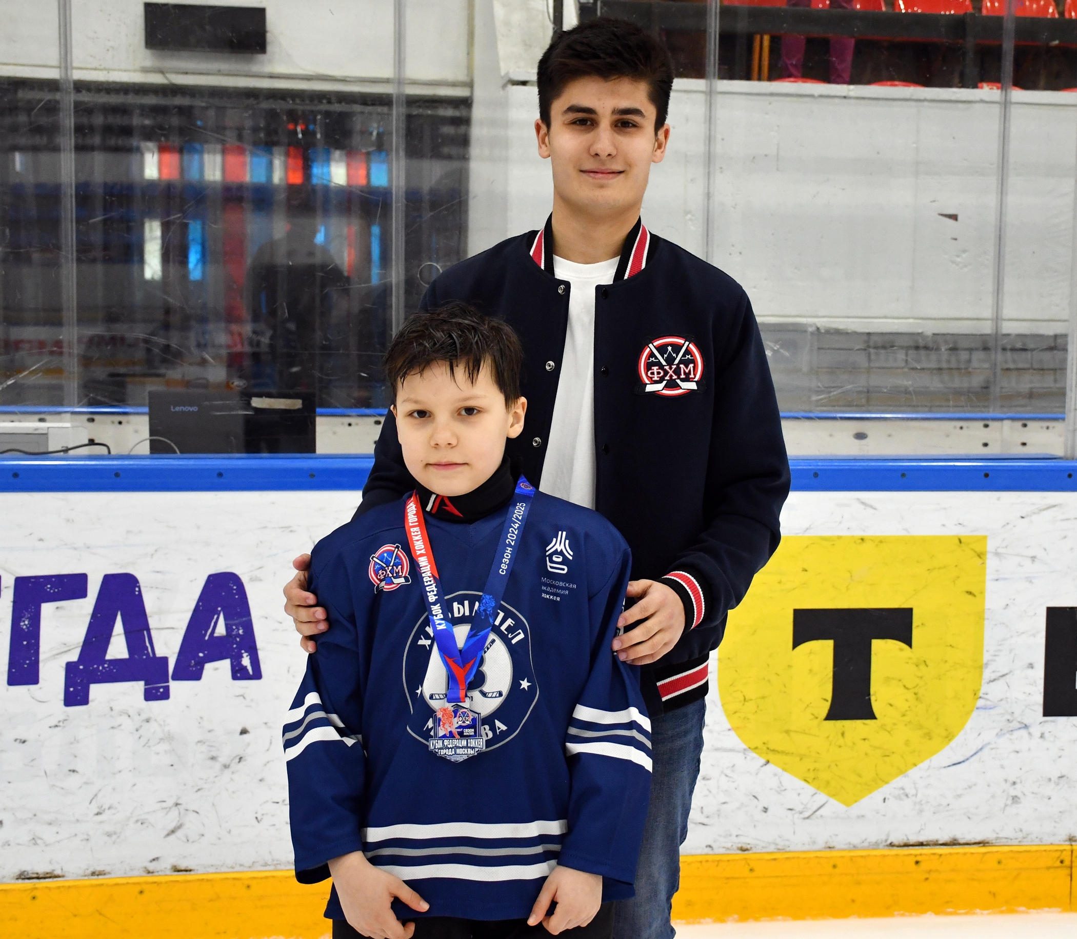 Фото: Награждение команд. Кубок ФХМ среди команд 2016 года, плей-офф второго этапа. Арена Крылья Советов