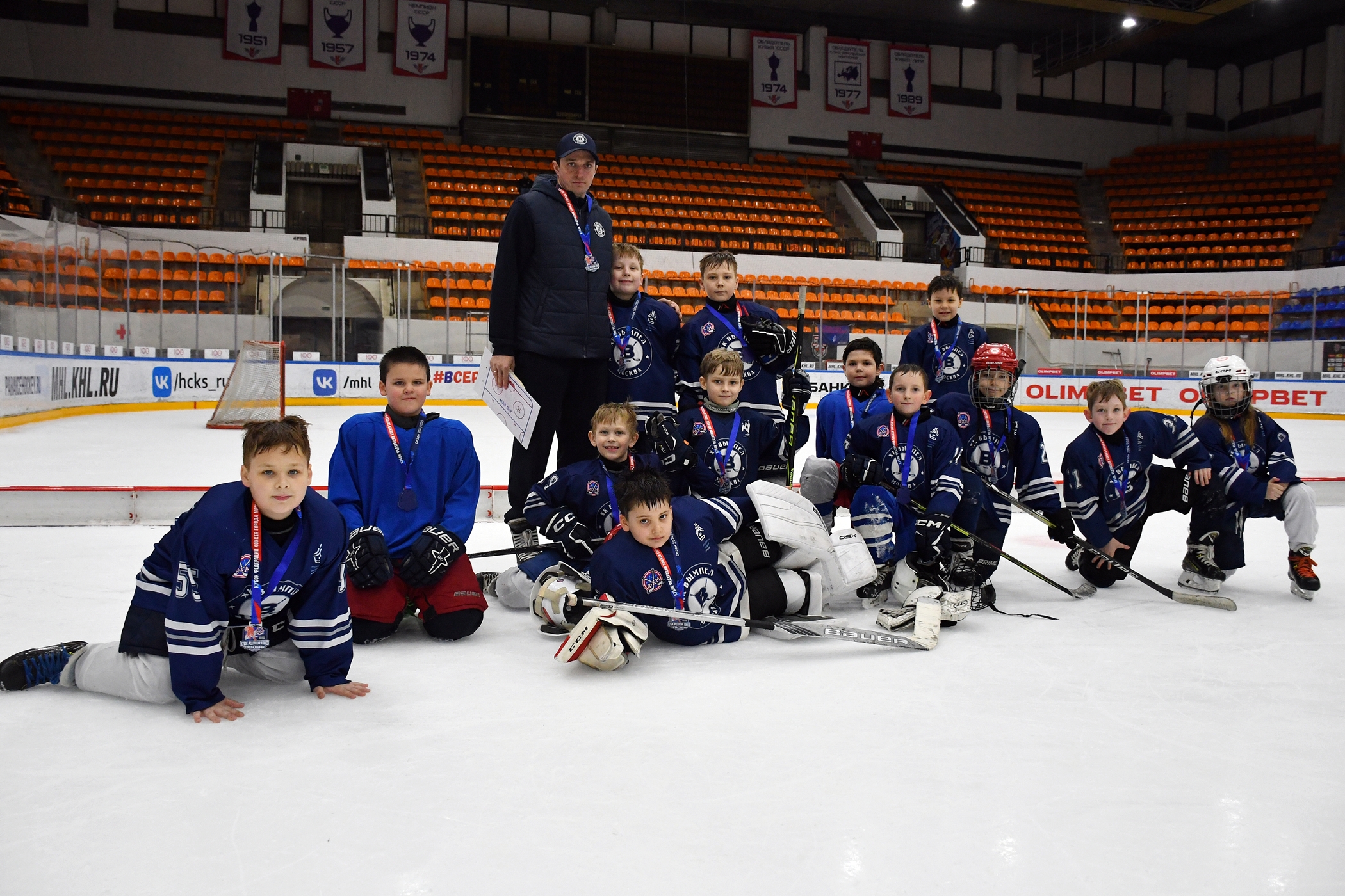 Фото: Награждение команд. Кубок ФХМ среди команд 2016 года, плей-офф второго этапа. Арена Крылья Советов