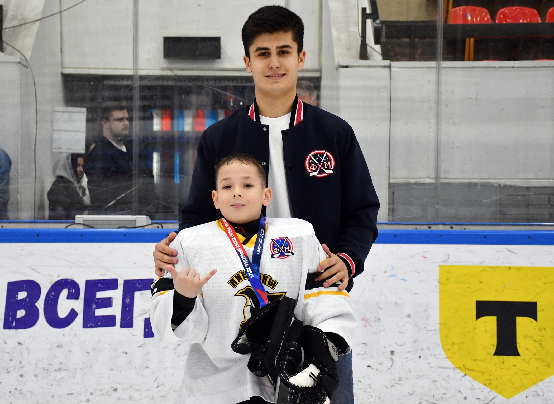 Фото: Награждение команд. Кубок ФХМ среди команд 2016 года, плей-офф второго этапа. Арена Крылья Советов