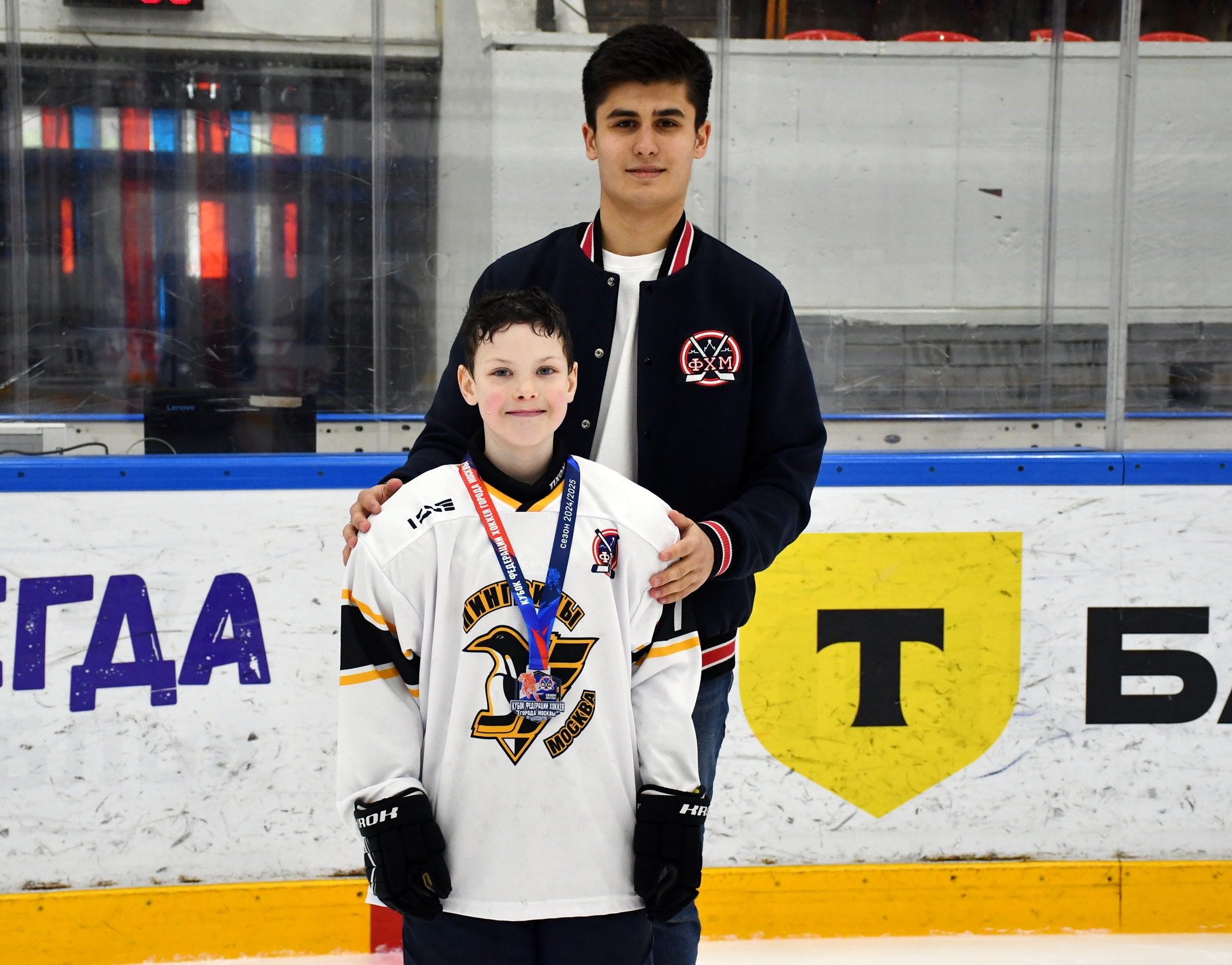 Фото: Награждение команд. Кубок ФХМ среди команд 2016 года, плей-офф второго этапа. Арена Крылья Советов