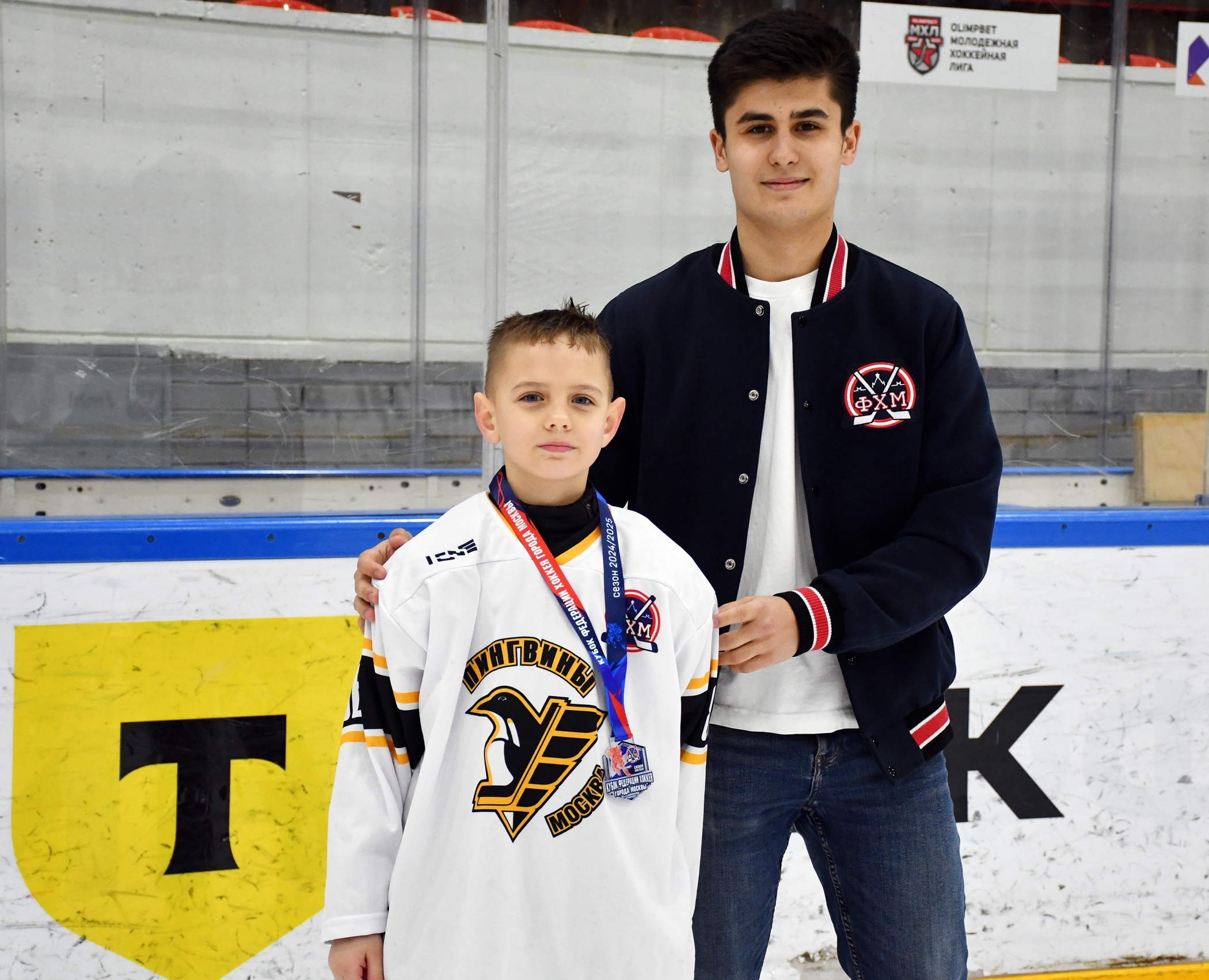 Фото: Награждение команд. Кубок ФХМ среди команд 2016 года, плей-офф второго этапа. Арена Крылья Советов