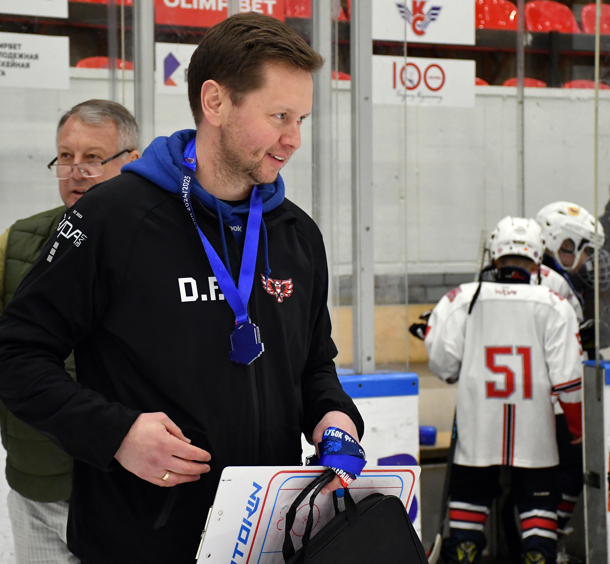 Фото: Награждение команд. Кубок ФХМ среди команд 2016 года, плей-офф второго этапа. Арена Крылья Советов