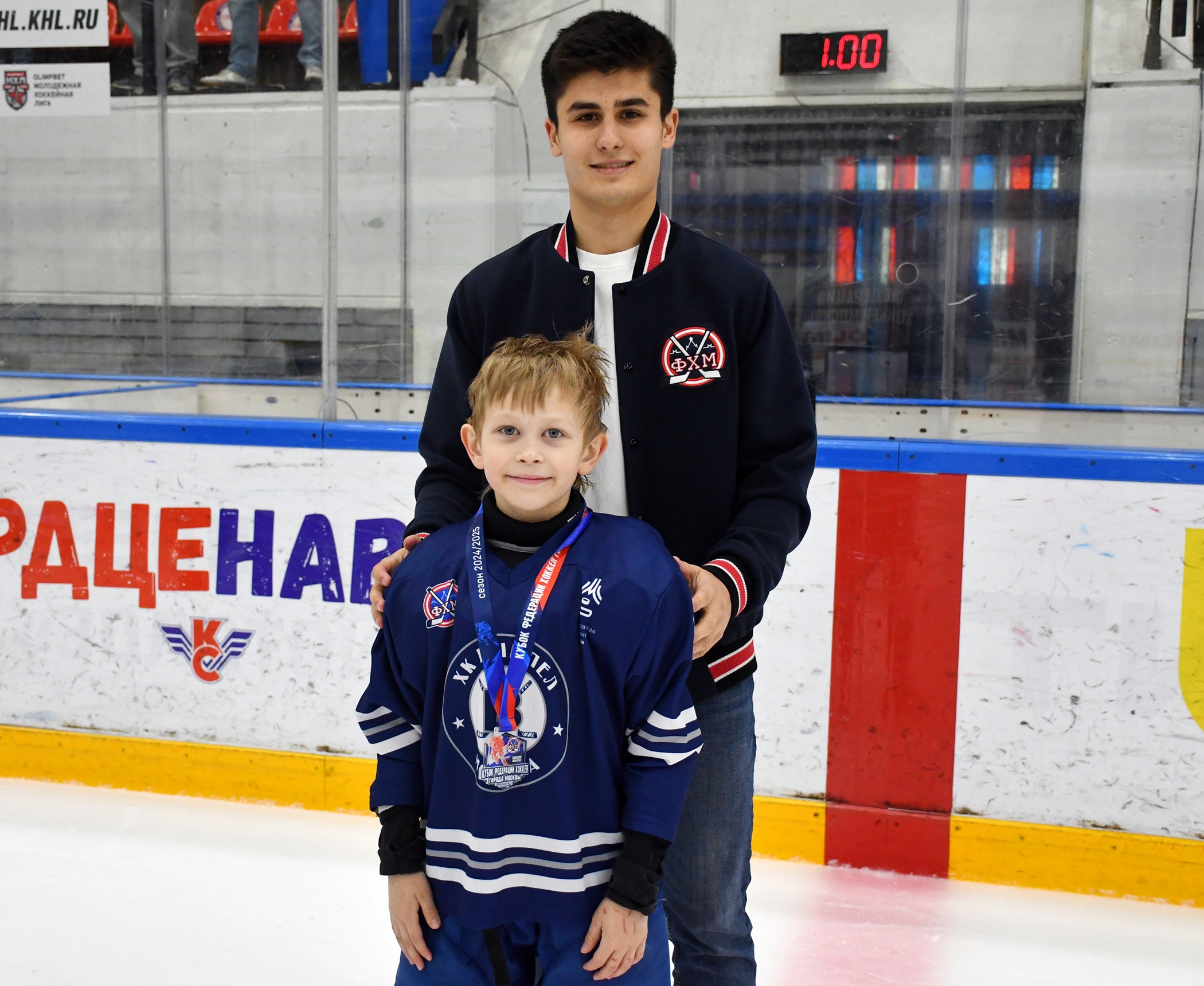 Фото: Награждение команд. Кубок ФХМ среди команд 2016 года, плей-офф второго этапа. Арена Крылья Советов