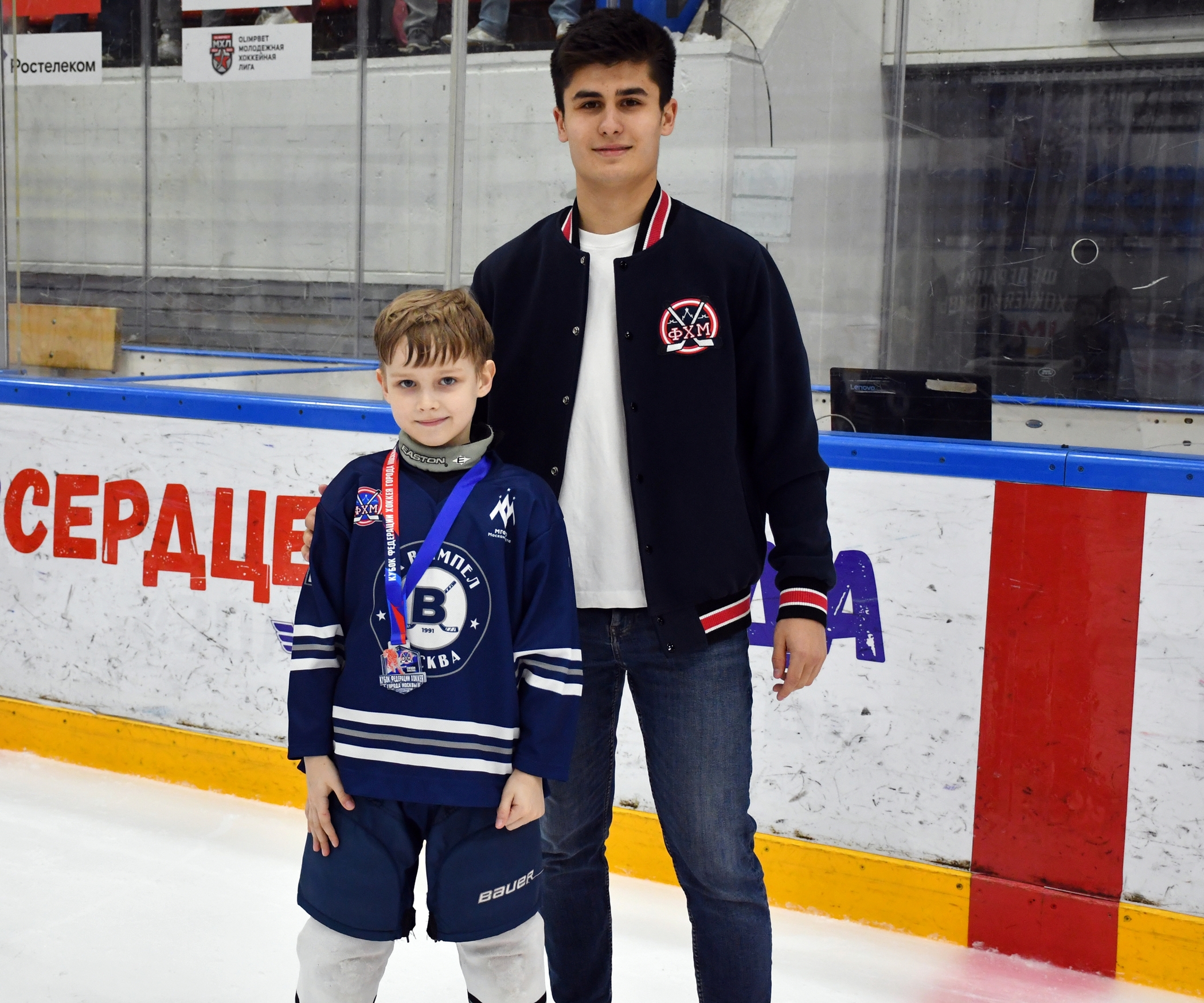 Фото: Награждение команд. Кубок ФХМ среди команд 2016 года, плей-офф второго этапа. Арена Крылья Советов