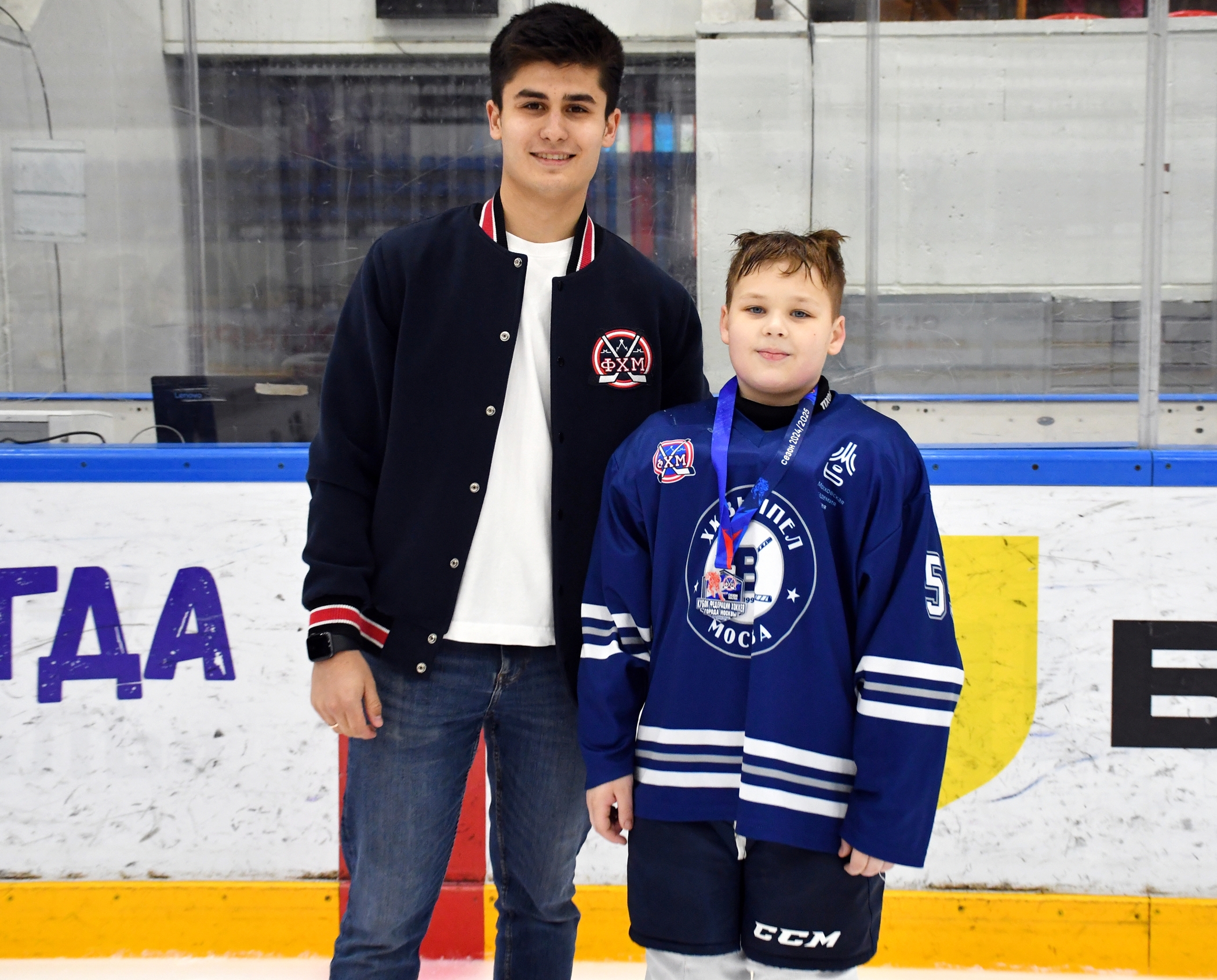 Фото: Награждение команд. Кубок ФХМ среди команд 2016 года, плей-офф второго этапа. Арена Крылья Советов