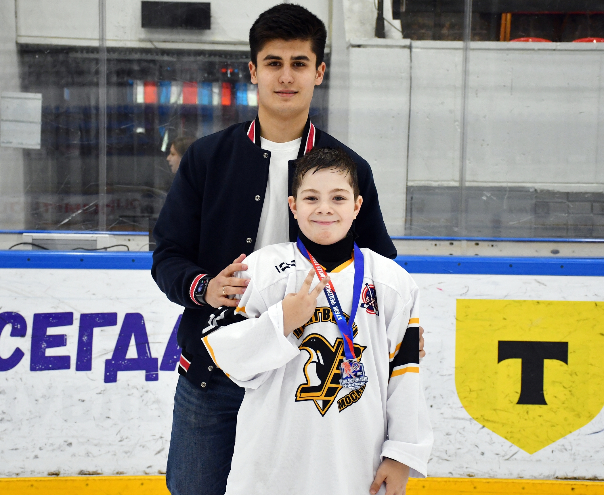 Фото: Награждение команд. Кубок ФХМ среди команд 2016 года, плей-офф второго этапа. Арена Крылья Советов