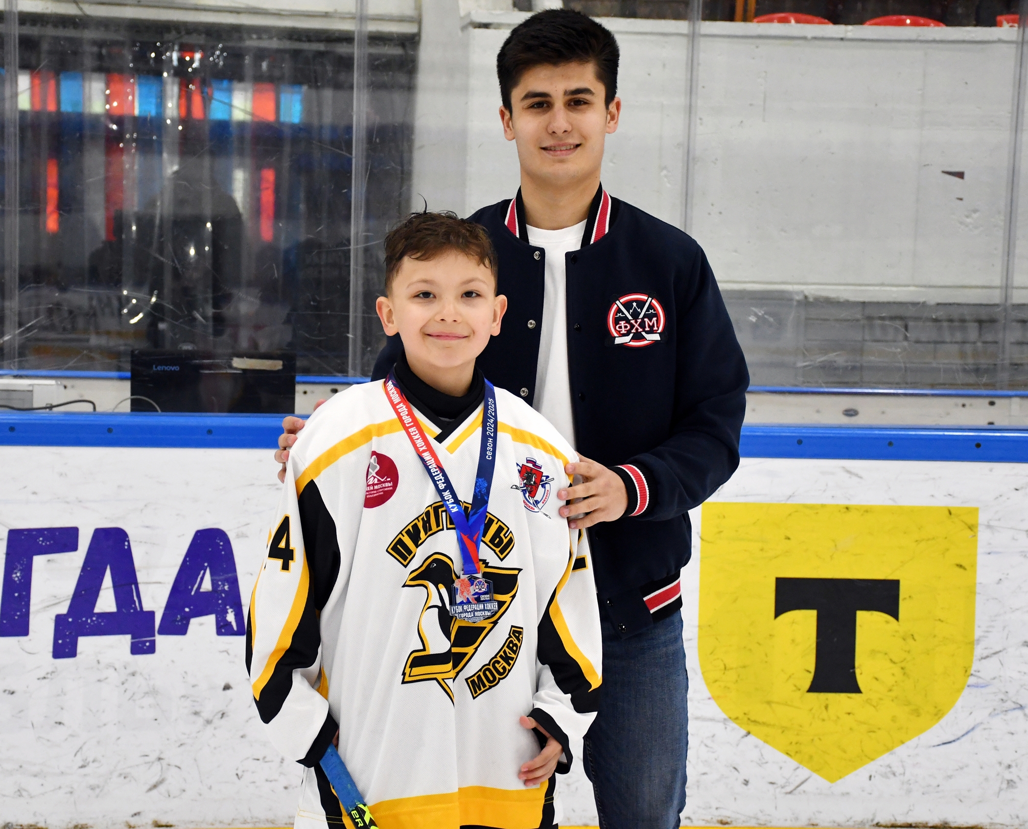 Фото: Награждение команд. Кубок ФХМ среди команд 2016 года, плей-офф второго этапа. Арена Крылья Советов