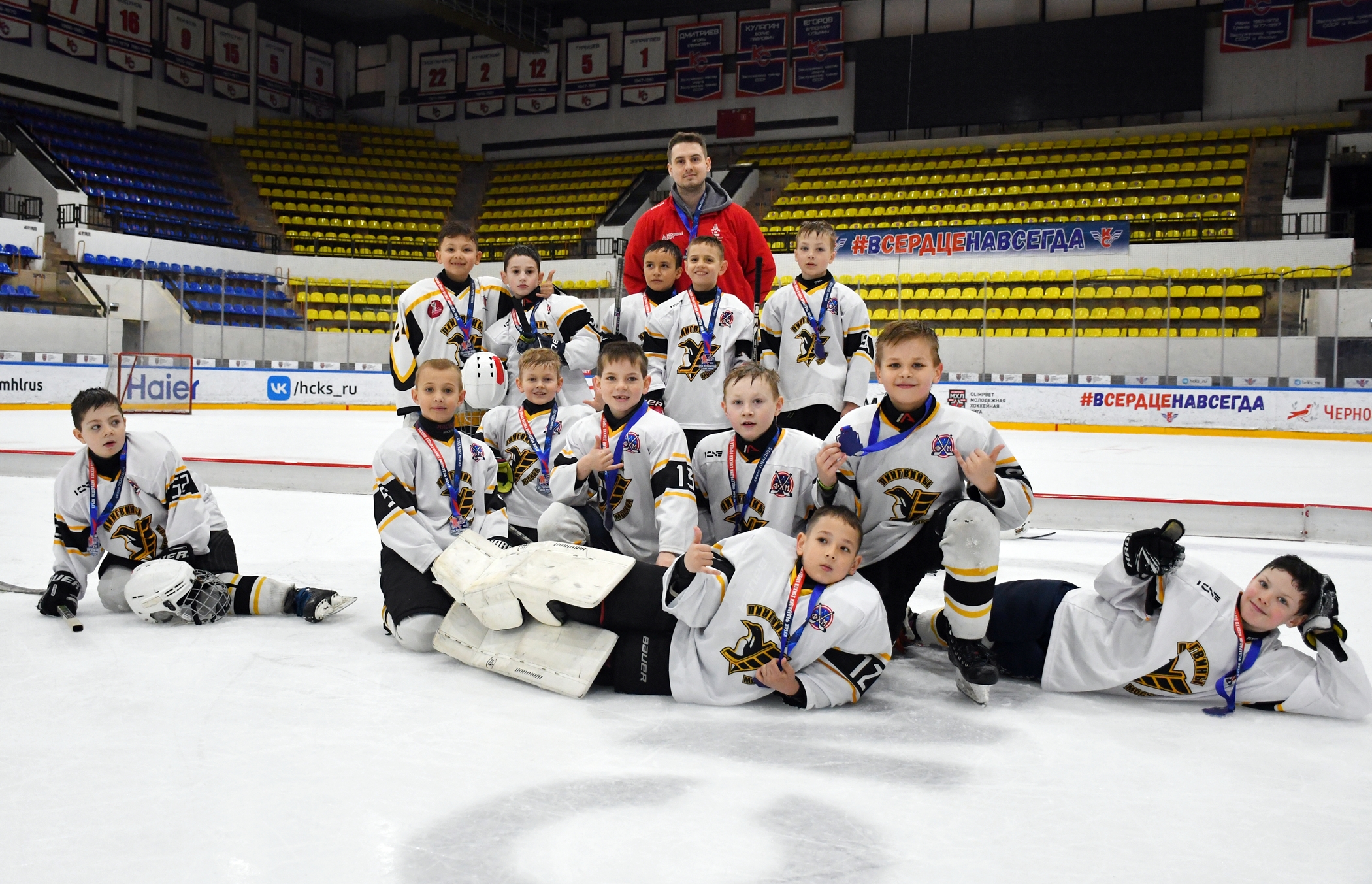 Фото: Награждение команд. Кубок ФХМ среди команд 2016 года, плей-офф второго этапа. Арена Крылья Советов