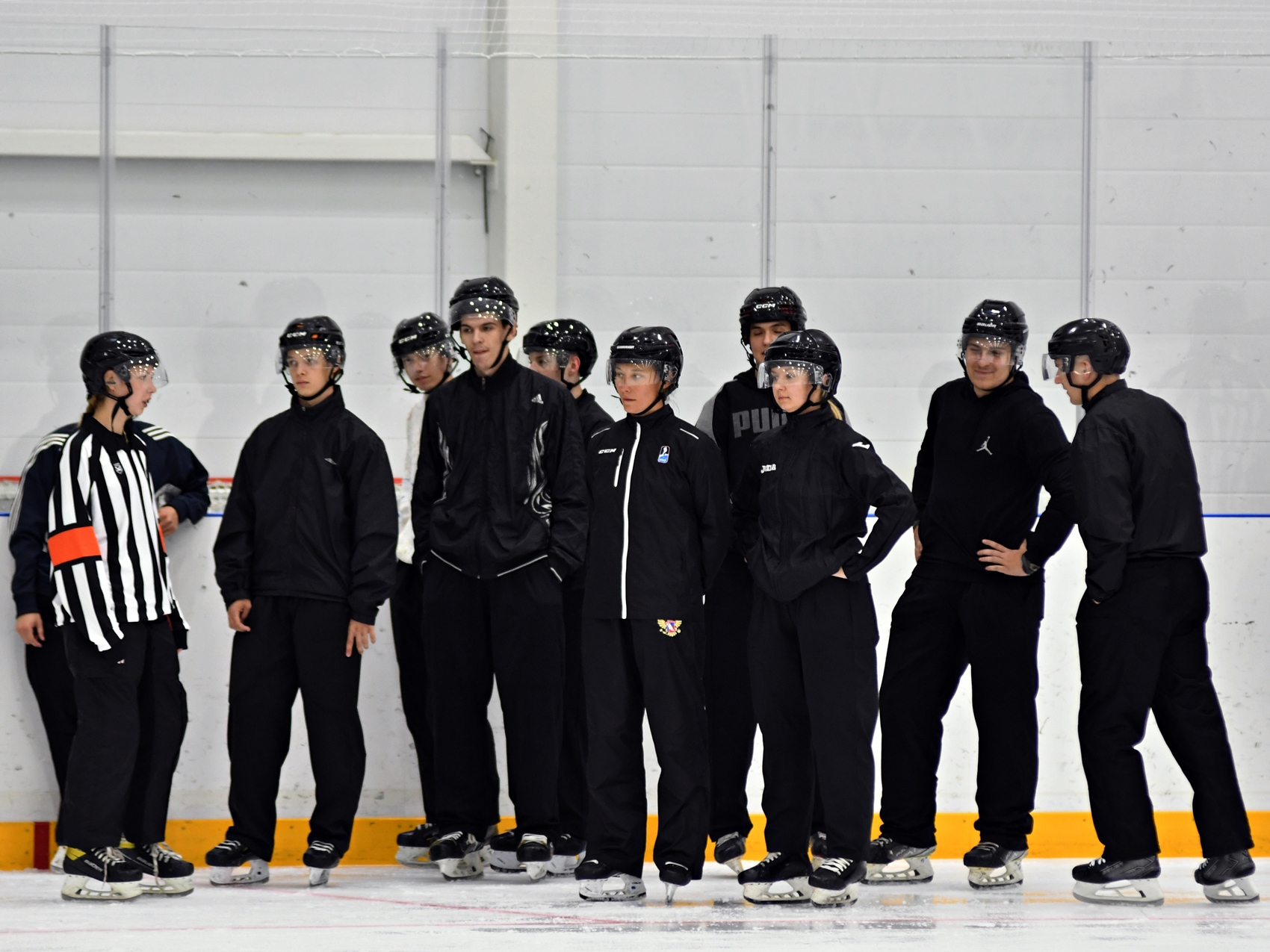 Фото: Сборы судей ФХМ, сдача нормативов на льду