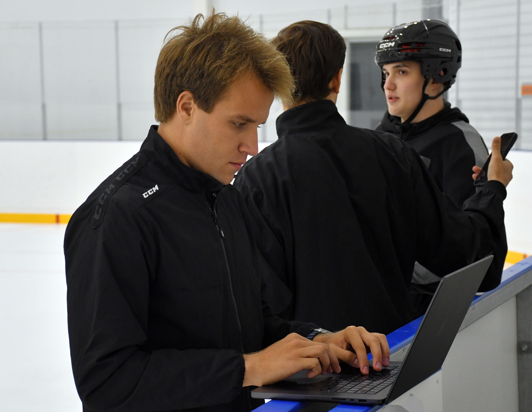 Фото: Сборы судей ФХМ, сдача нормативов на льду