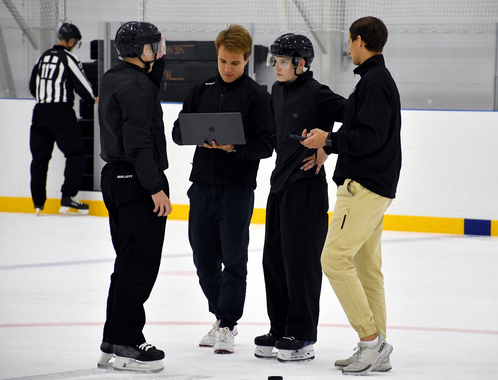 Фото: Сборы судей ФХМ, сдача нормативов на льду