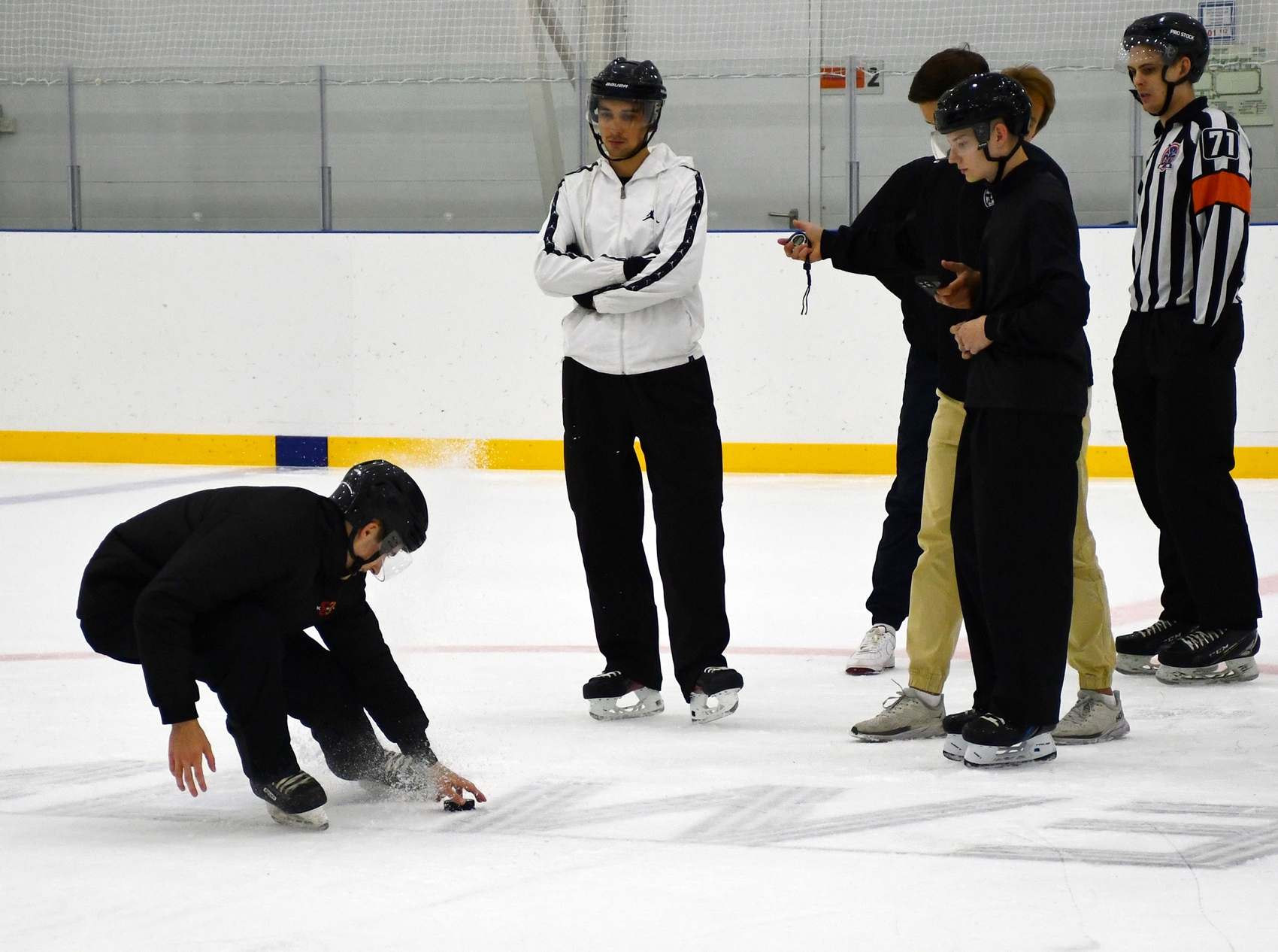 Фото: Сборы судей ФХМ, сдача нормативов на льду
