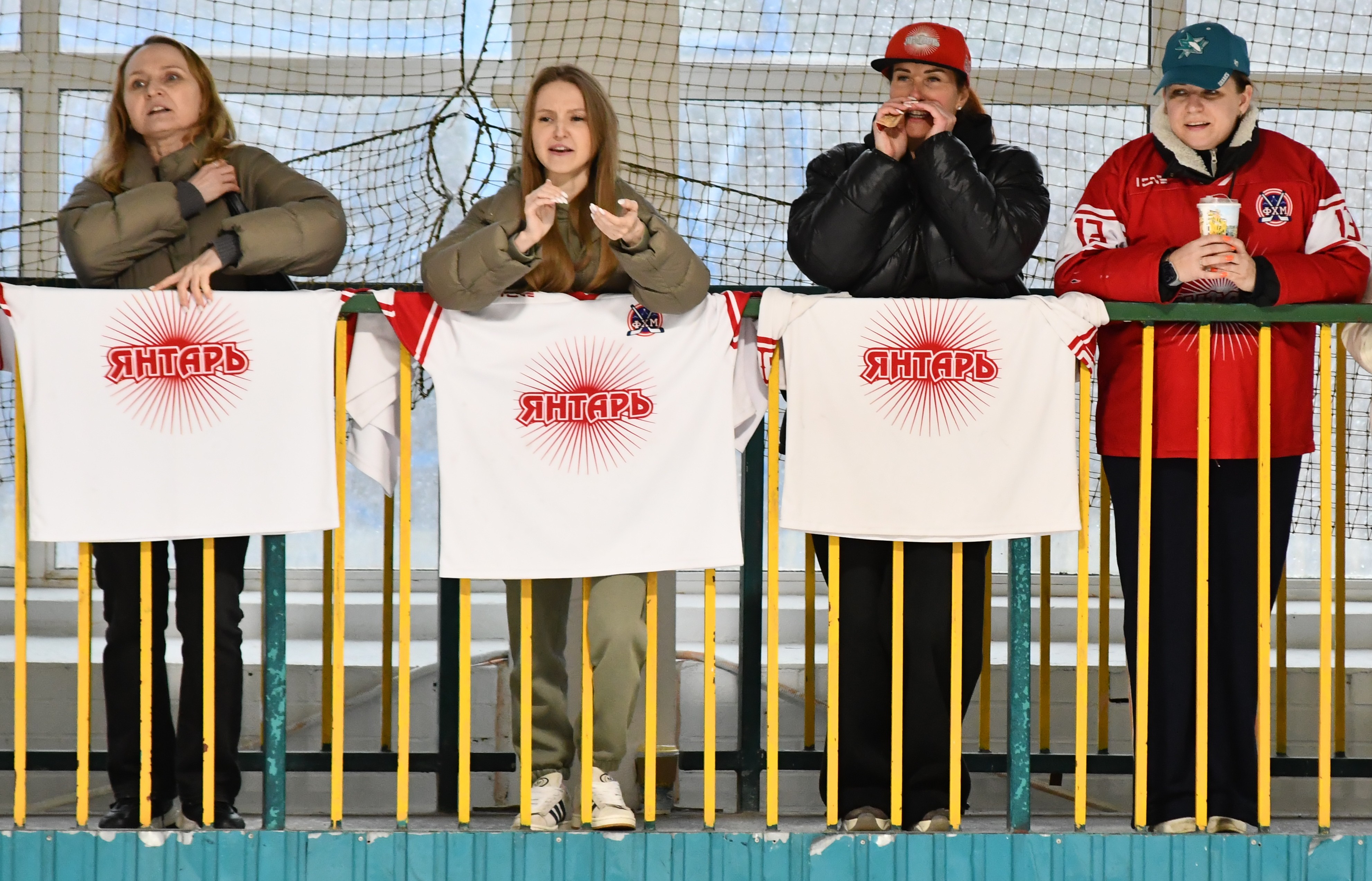 Фото: Белые медведи - Янтарь 2010, второй финальный матч плей-офф