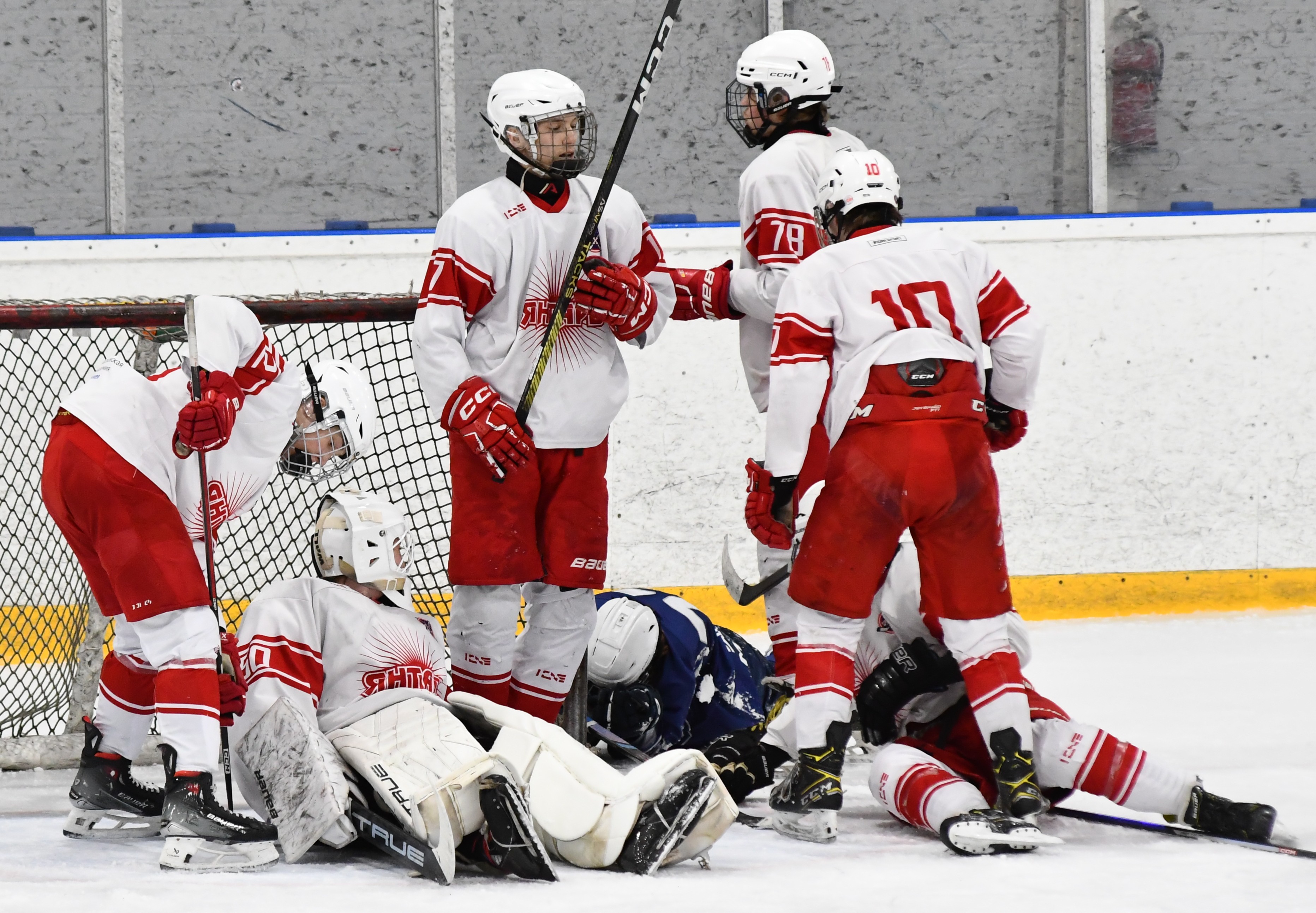 Фото: Белые медведи - Янтарь 2010, второй финальный матч плей-офф