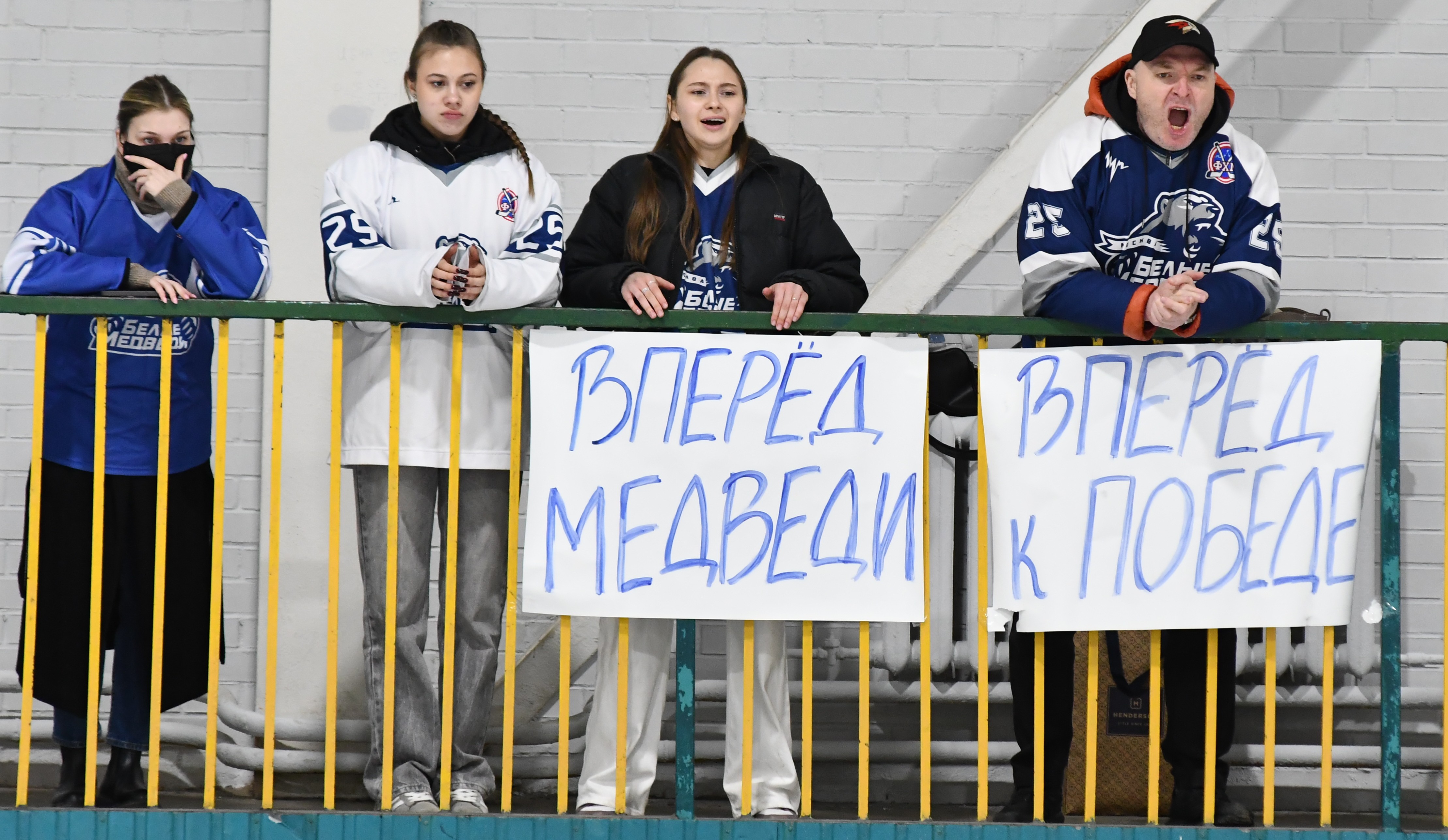 Фото: Белые медведи - Янтарь 2010, второй финальный матч плей-офф