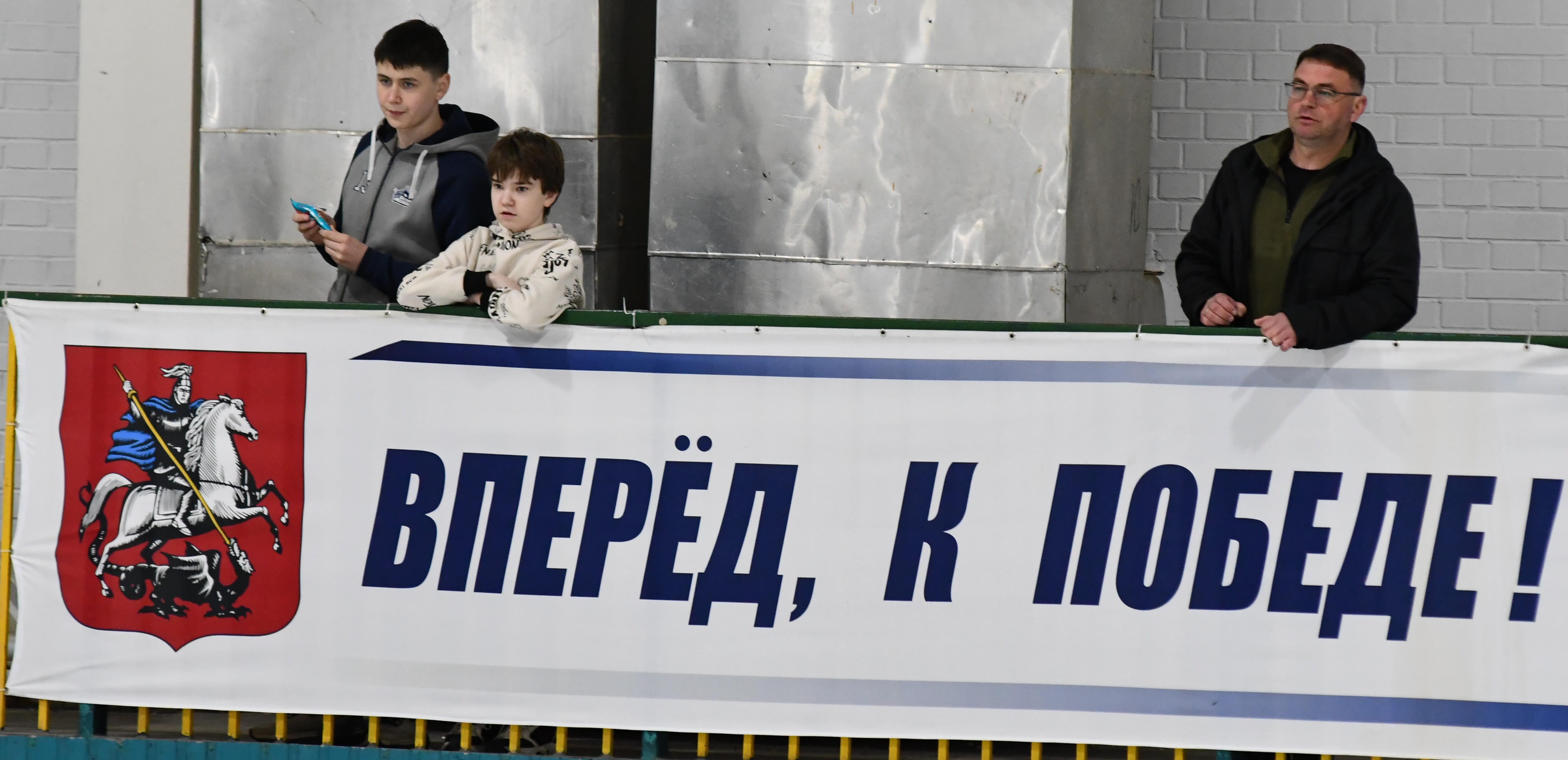 Фото: Белые медведи - Янтарь 2010, второй финальный матч плей-офф