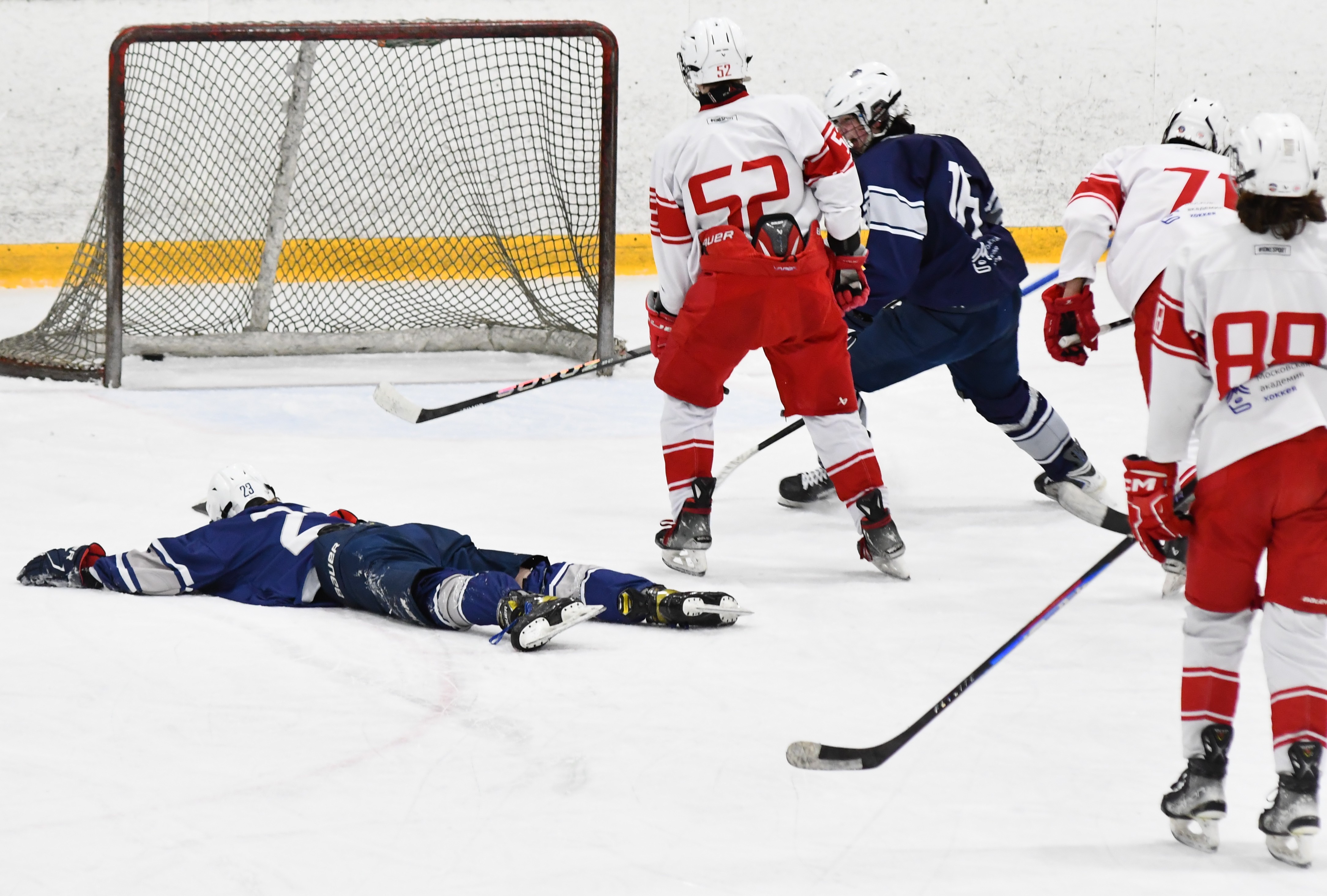 Фото: Белые медведи - Янтарь 2010, второй финальный матч плей-офф