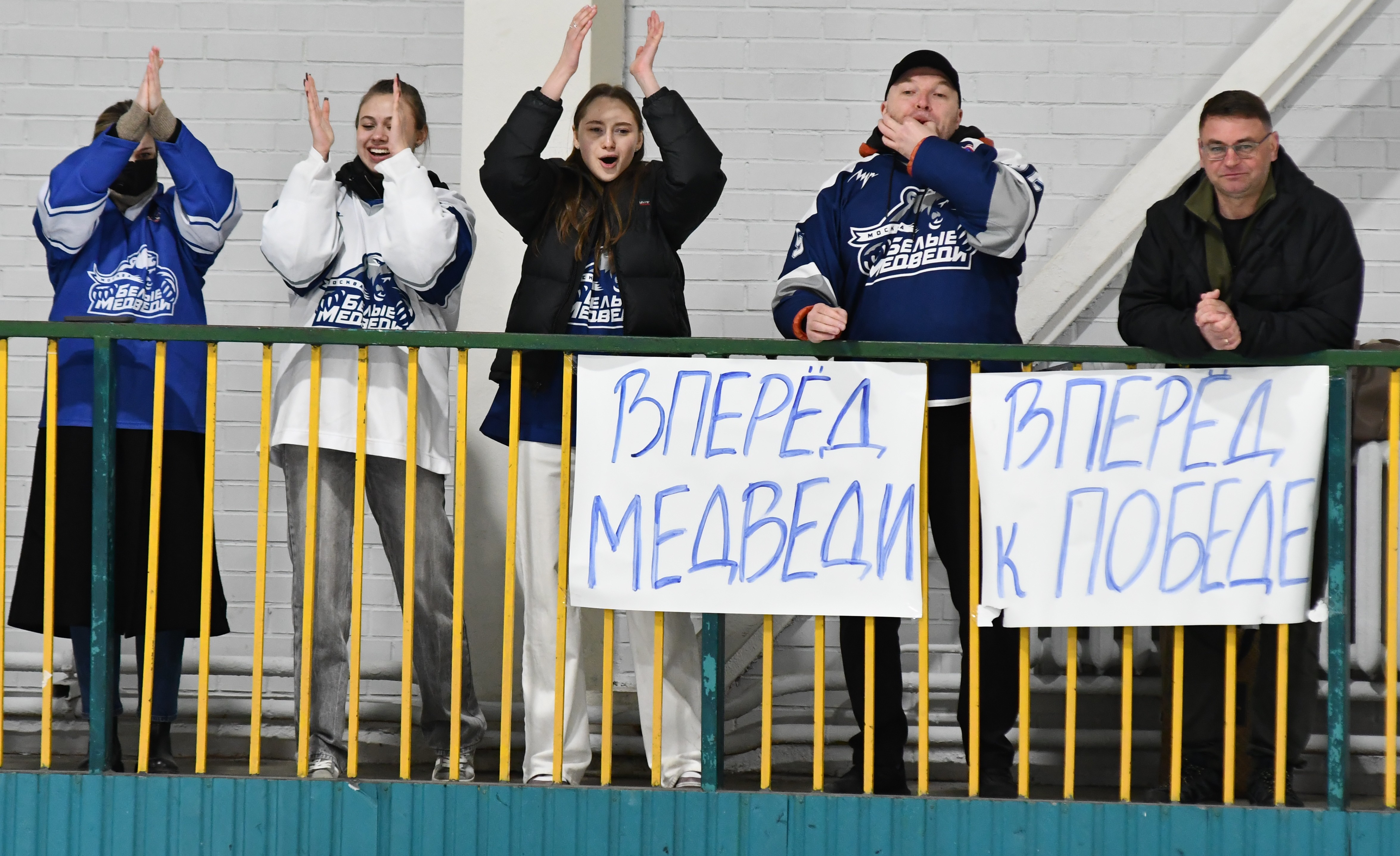 Фото: Белые медведи - Янтарь 2010, второй финальный матч плей-офф