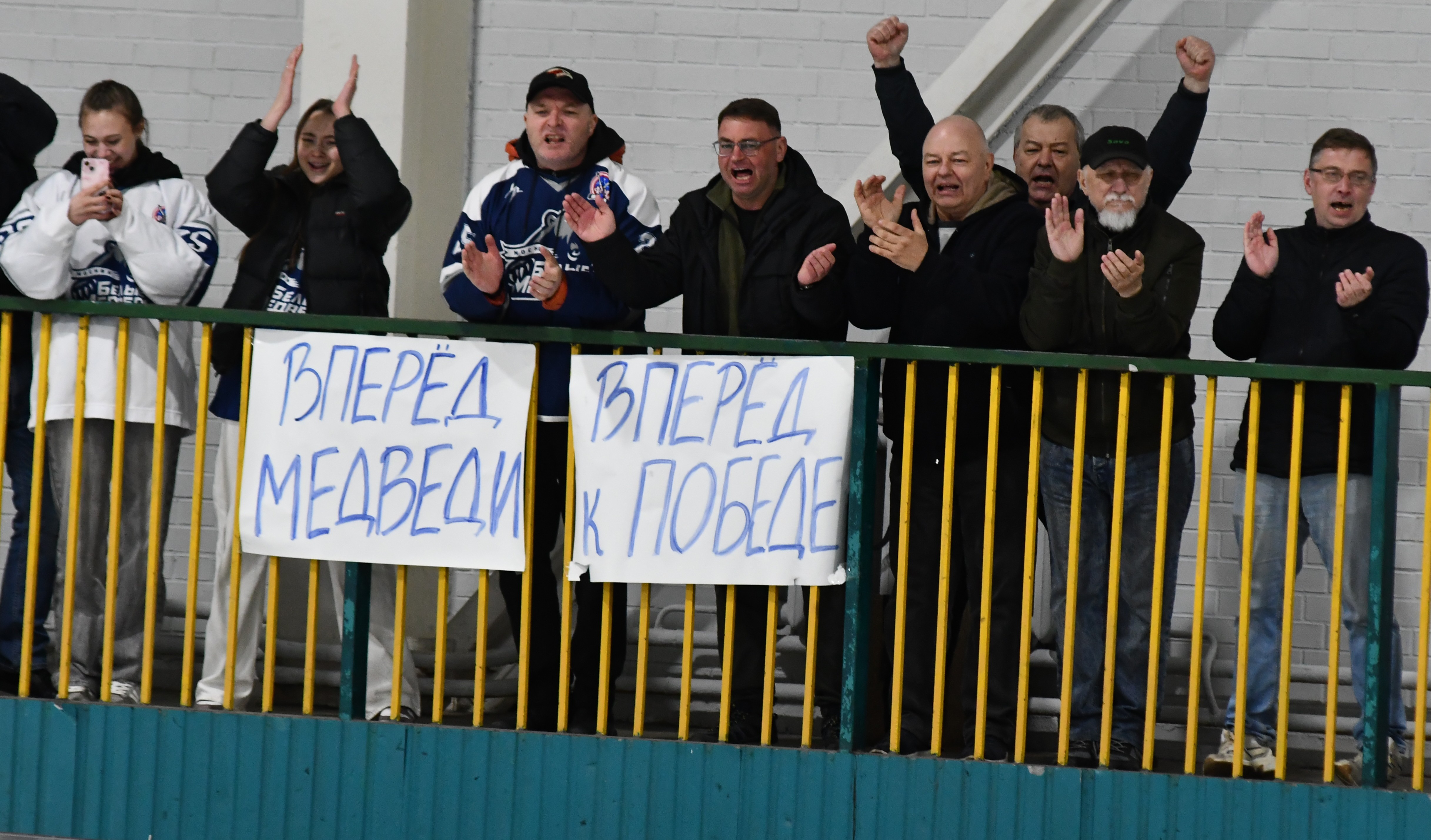 Фото: Белые медведи - Янтарь 2010, второй финальный матч плей-офф